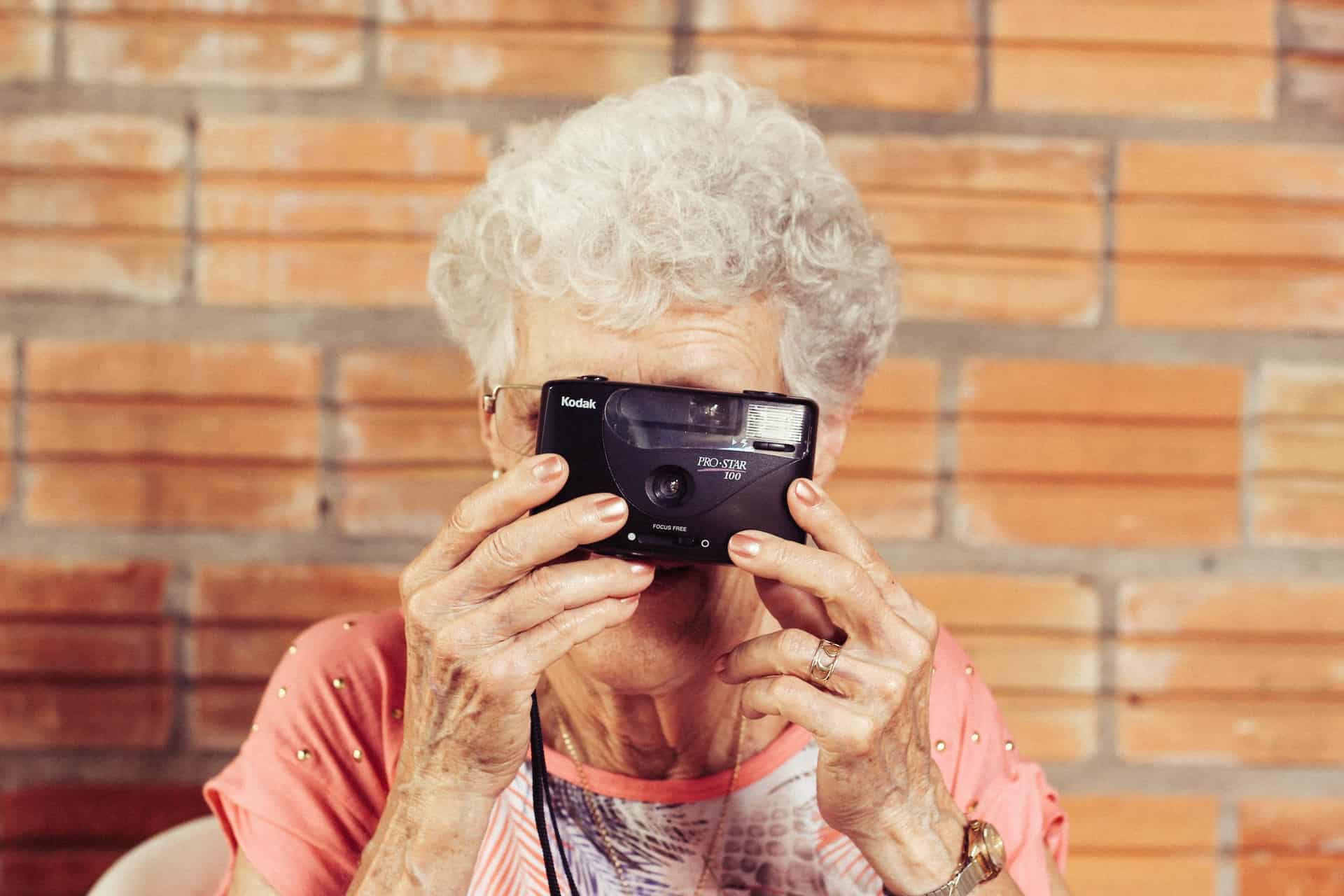 elderly-friendly digital picture frame