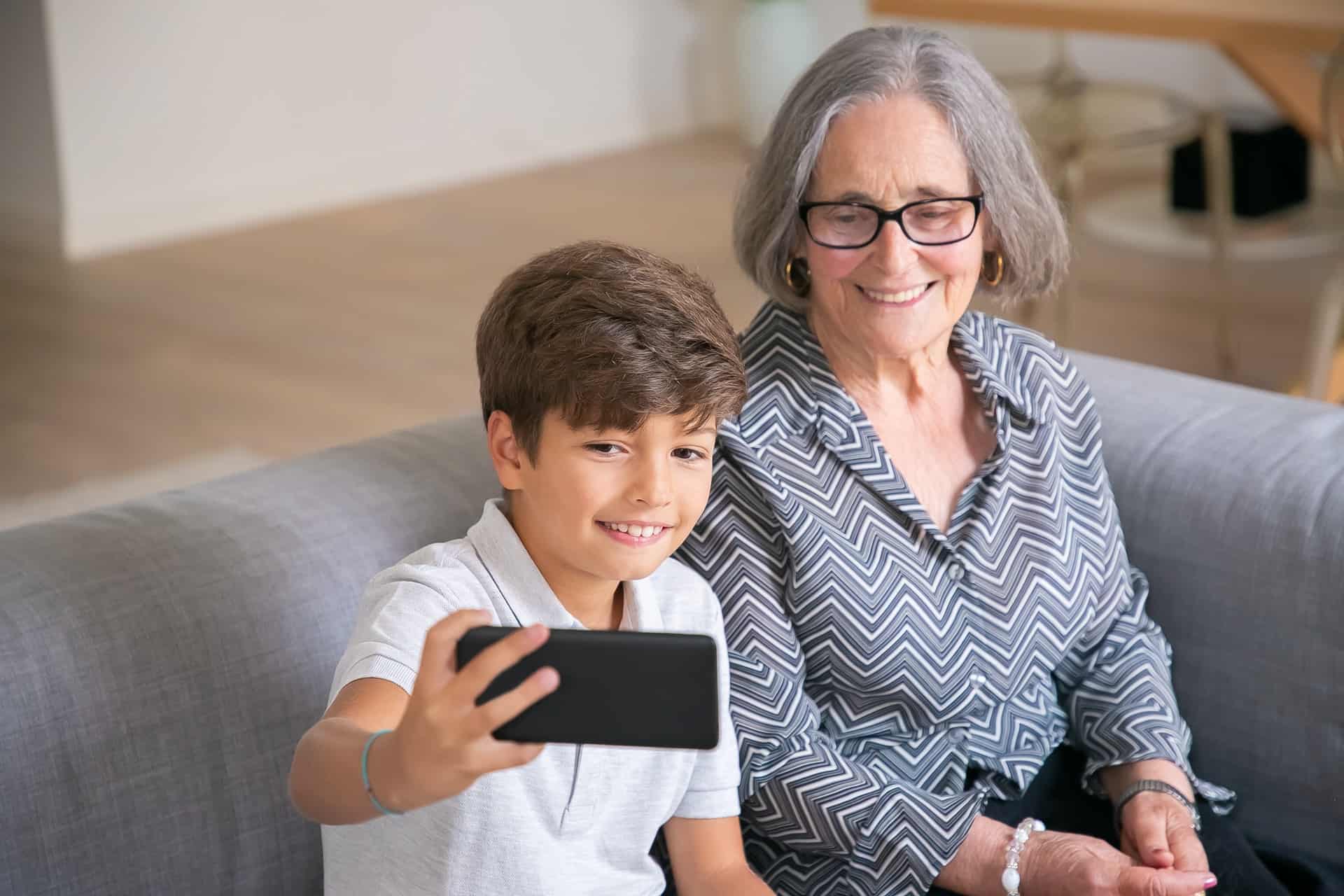 Cadre photo numérique Wi-Fi pour les grands-parents